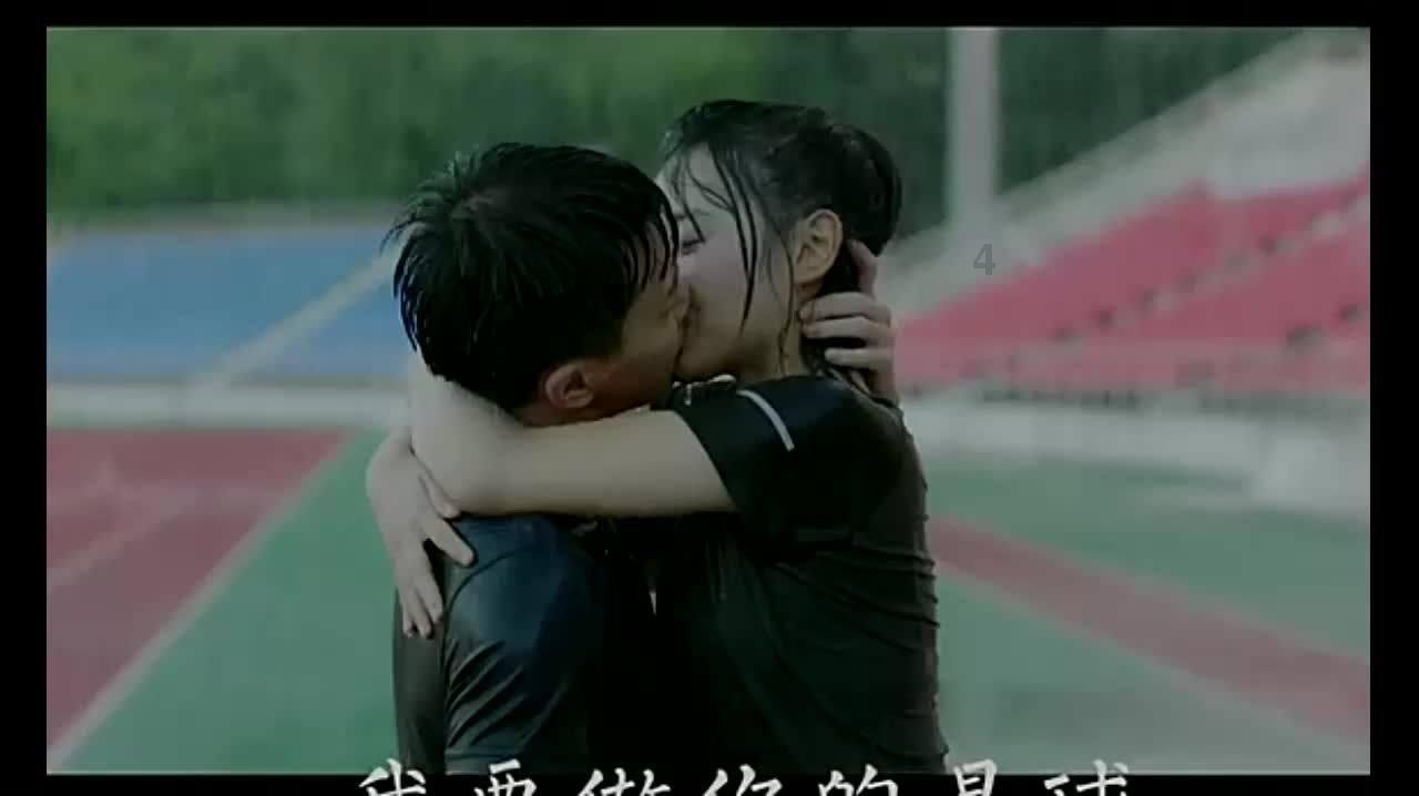 不要就把它们丢进垃圾桶?被抛弃后,两只小狗显得格外胆小